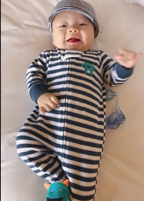 Trên trang cá nhân, Dương Cẩm Lynh liên tục khoe những hình ảnh đáng yêu của cậu con trai đầu lòng. (Ảnh: FBNV)