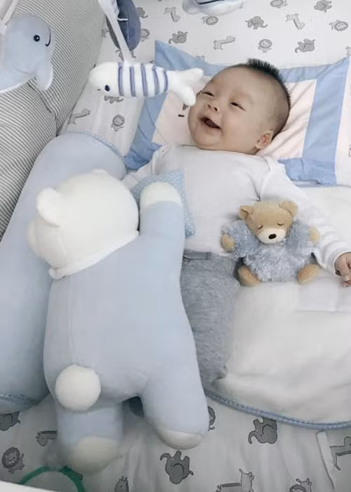 Cậu quý tử của nhà sản xuất phim Phạm Việt Anh Khoa được khen ngợi sở hữu nụ cười thiên thần. (Ảnh: FBNV)