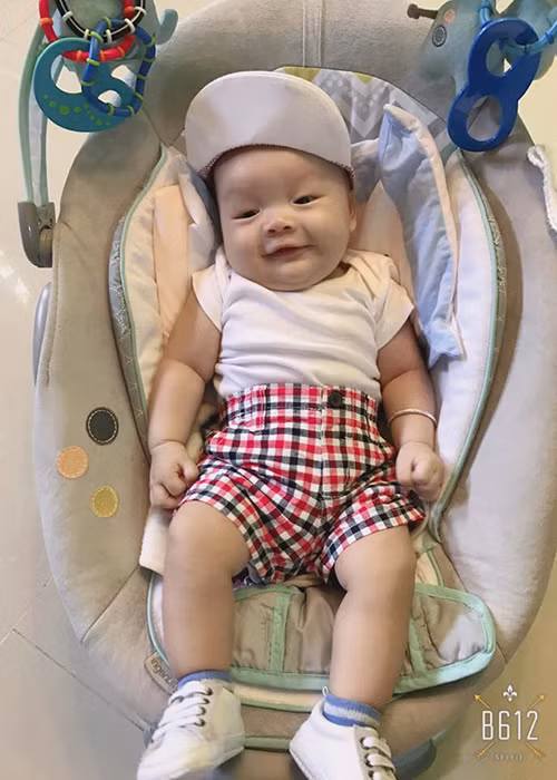 Khoảnh khắc bé William cười tít mắt vô cùng đáng yêu khiến người hâm mộ của Dương Cẩm Lynh ngất ngây. (Ảnh: FBNV)