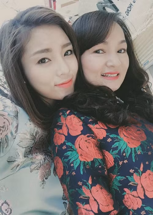 Mẹ của Hoa hậu Kỳ Duyên là một chuyên gia trang điểm. Ở tuổi ngũ tuần, bà vẫn giữ được vẻ trẻ trung. (Ảnh: Thế giới trẻ)