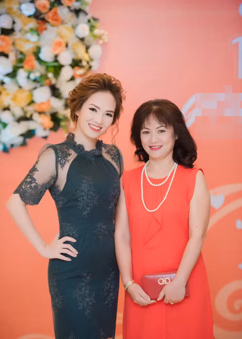 Xuất hiện bên con gái xinh đẹp, mẹ của Đan Lê khiến nhiều người bất ngờ bởi nhan sắc mặn mà, quý phái. (Ảnh: Khám Phá)