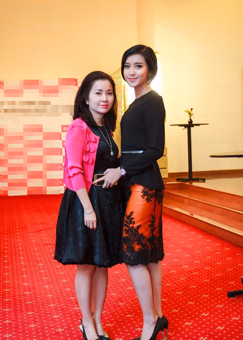 Mẹ của Á hậu Huyền My làm việc ở thẩm mĩ viện. Dù chênh lệch gần 20 tuổi nhưng bà và con gái nom giống hệt hai chị em. (Ảnh: Thế giới trẻ)