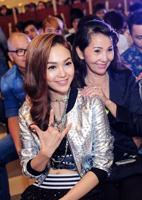 Minh Hằng cũng tự hào khi có mẹ trẻ trung, gu thời trang thanh lịch. Cả hai được nhận xét giống nhau ở nụ cười và khóe mắt. (Ảnh: Dân Việt)