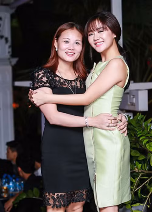 Văn Mai Hương may mắn thừa hưởng nét đẹp từ người mẹ không chỉ trẻ trung mà còn có phong cách thời trang hiện đại. (Ảnh: Dân Việt)