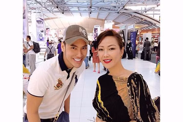  Mẹ của sao Việt NTK Lý Quí Khánh cũng được nhiều người ngưỡng mộ bởi nhan sắc trẻ trung khi luôn lọt top những phu nhân xinh đẹp và thời thượng nhất Việt Nam. (Ảnh: Khám Phá)