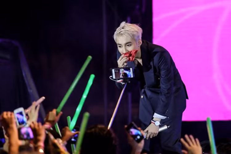 Kể từ bước chân vào làng giải trí, Sơn Tùng MTP vướng không ít lùm xùm nhưng các Sky vẫn luôn yêu mến thần tượng của mình bởi ngoài tài năng, nam ca sĩ gốc Thái Bình hết mực cưng chiều fans. (Ảnh: Zing)