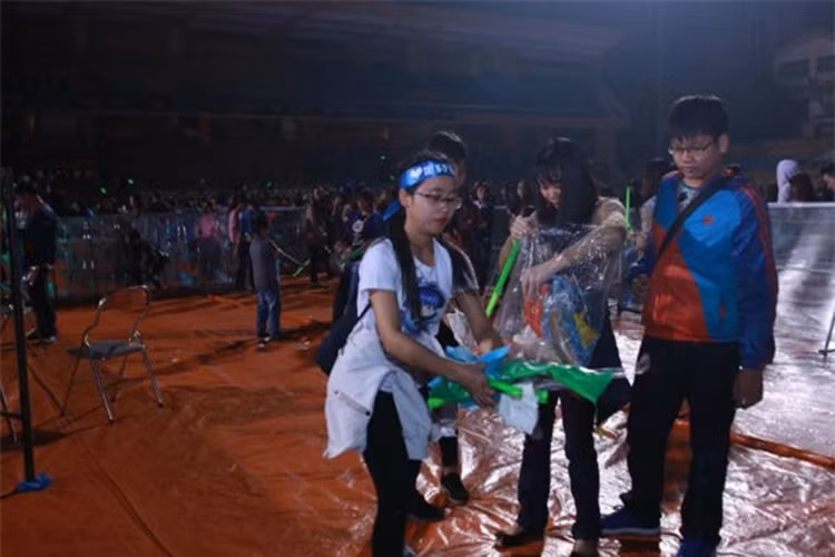 Tháng 1/2016, Sơn Tùng MTP tổ chức liveshow đầu tiên của mình tại một sân vận động ở Hà Nội. Sau khi chương trình kết thúc, dù mệt mỏi nhưng các fans vẫn nán lại để thu gom rác thải. (Ảnh: Báo Đất Việt)