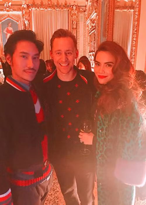 Trước đó, Hồ Ngọc Hà khiến nhiều người ghen tỵ khi gặp gỡ và trò chuyện cùng tài tử “Loki” Tom Hiddleston. (Ảnh: FBNV)