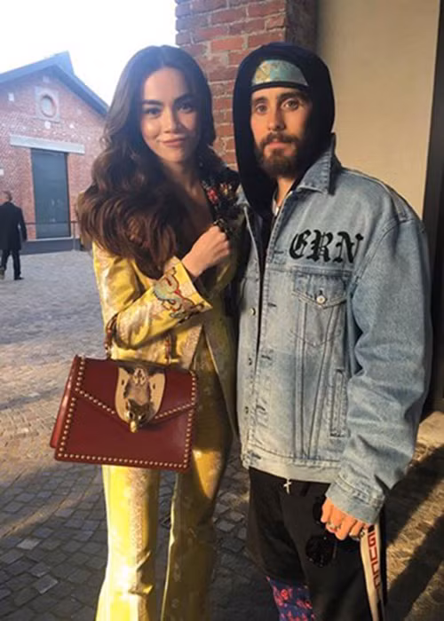 Hình ảnh Hồ Ngọc Hà bên đạo diễn Jared Leto - bạn trai tin đồn của diễn viên Angelina Jolie trong chuyến công tác ở Italy cũng gây chú ý. (Ảnh: FBNV)