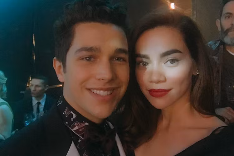 Trên trang cá nhân, nữ ca sĩ cũng đăng tải hình ảnh bên nam ca sĩ trẻ Austin Mahone - người từng được cho là đối thủ của Justin Bieber. (Ảnh: FBNV)
