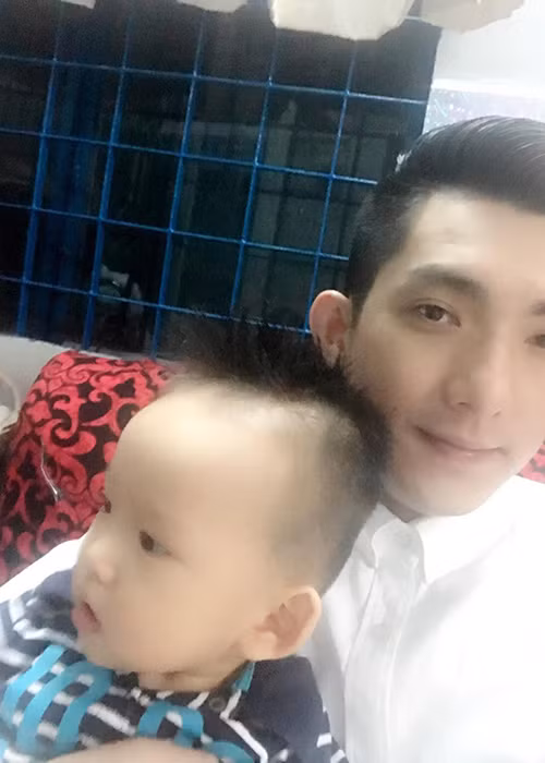 Ông bố trẻ không giấu được niềm hạnh phúc khi được gặp con trai sau bao ngày xa cách. Hiện tại, bé Tấn Đức đang sống cùng mẹ. (Ảnh: FBNV)