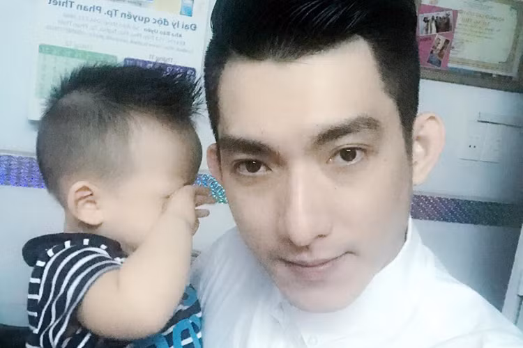 “15 ngày không gặp ba. Thấy ba thì vồ lại. Yêu lắm cơ. Nay em biết hôn ba rồi nhé!”, chồng cũ của Phi Thanh Vân vui mừng viết. (Ảnh: FBNV)