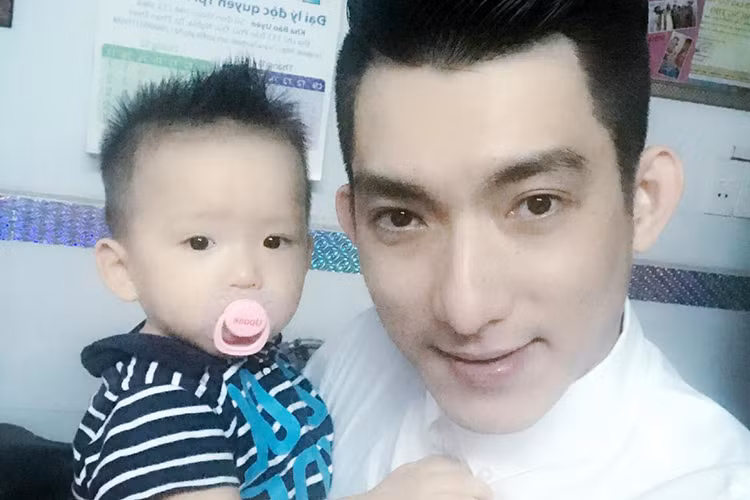 Chong cu Phi Thanh Van vui mung gap con sau scandal ly hon