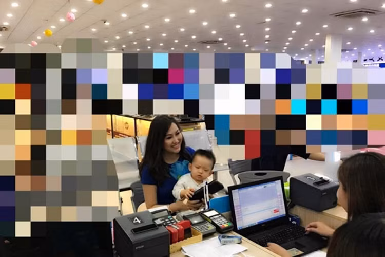 Ngoài ra, “Nữ hoàng dao kéo” còn vui vẻ đi mua quà sinh nhật đắt tiền dành cho nhóc tì của mình. (Ảnh: Gia đình Việt Nam)