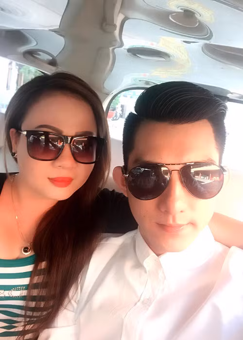 Ngoài ra, gần đây, hình ảnh Bảo Duy thân thiết bên một người phụ nữ dấy tin đồn anh có tình mới. Tuy nhiên, chồng cũ của Phi Thanh Vân chia sẻ người đó là chị gái của anh. (Ảnh: FBNV)