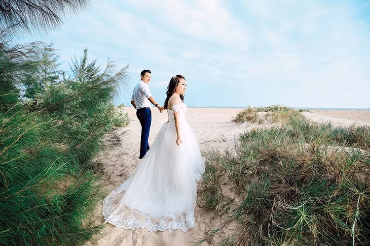 Đám cưới Hoàng Anh sẽ được tổ chức tại quê nhà chú rể vào ngày 25/2. Sau đó, cặp đôi mở tiệc tại Mỹ để mời bạn bè cô dâu chung vui vào giữa tháng 3. (Ảnh: FBNV)