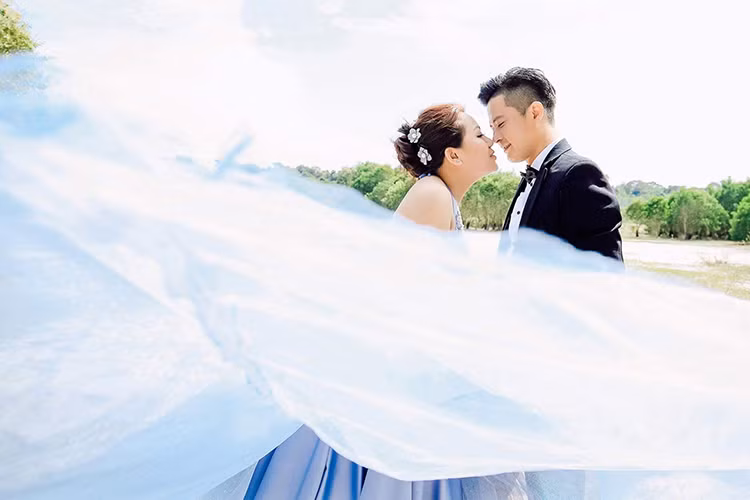 Sau hơn một năm hẹn hò, Hoàng Anh và bạn gái Việt kiều quyết định kết hôn. Bộ ảnh cưới của cặp đôi được thực hiện ở quê nhà cô dâu tại Vũng Tàu. (Ảnh: FBNV)