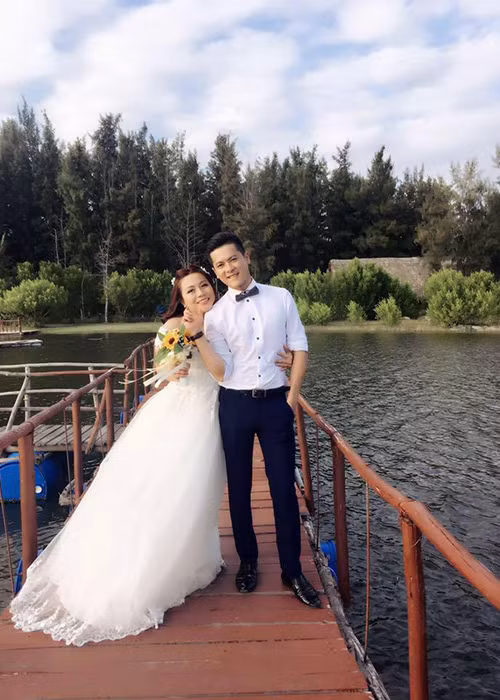 Ban đầu, cặp đôi làm quen nhau qua Facebook. Dù yêu xa nhưng Hoàng Anh và Quỳnh Như ngày càng gắn bó. (Ảnh: FBNV)