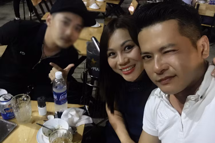 Trên trang cá nhân, bà xã Hoàng Anh chia sẻ không ít hình ảnh tình tứ bên ông xã thời hẹn hò kèm những lời tâm sự bày tỏ đang rất hạnh phúc. (Ảnh: FBNV)