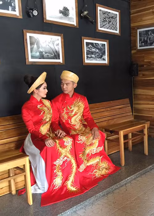 Mai Quốc Việt tấm tắc khen vợ chín chắn, trưởng thành, hiện đại và chân thành. Sau đám cưới, nam ca sĩ không định cư ở Canada mà chọn đi về giữa hai nước. (Ảnh: FBNV)