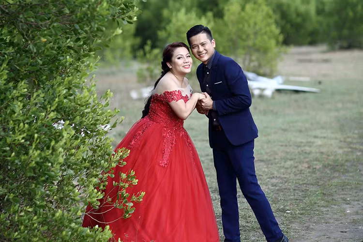 Khi vợ bị chê già, xấu hơn chồng, Hoàng Anh lập tức lên tiếng bảo vệ vợ. Nam diễn viên phim “Hoa nắng” tin rằng tình yêu giữa anh và Quỳnh Như đủ lớn để vượt qua tất cả. (Ảnh: Zing)