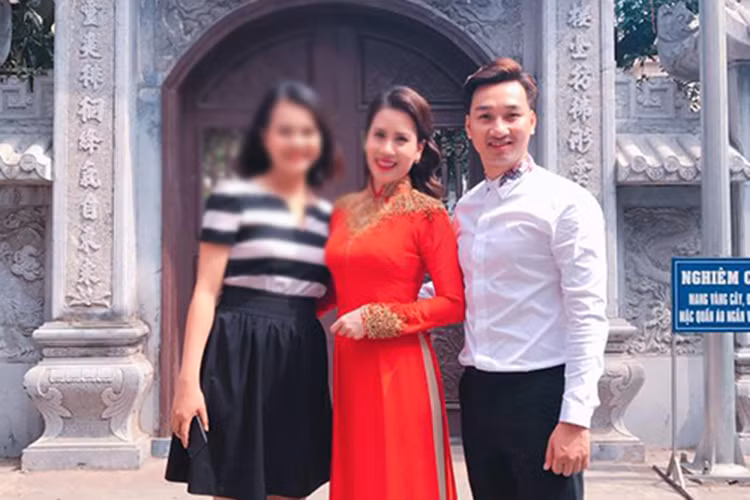 Tháng 7/2013, MC Thành Trung công khai hẹn hò Ngọc Hương - nữ tiếp viên hàng không sinh năm 1991. Ngày 21/2 vừa qua, cặp đôi đã tổ chức lễ ăn hỏi ở Hà Nội. (Ảnh: FBNV)