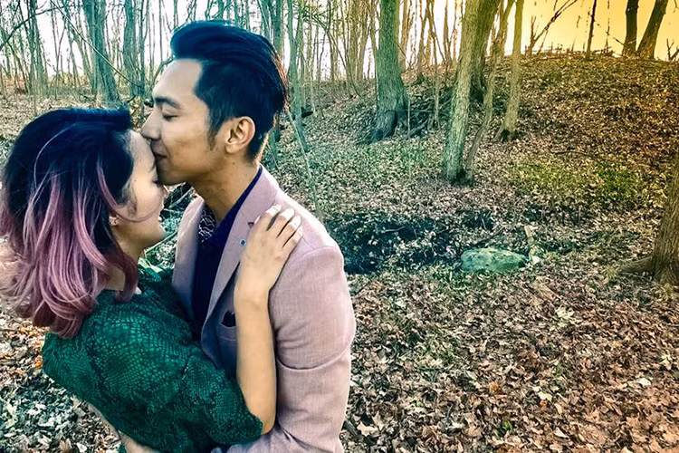 Vợ sắp cưới của Mai Quốc Việt bằng tuổi chồng (sinh năm 1988). Hiện tại, cô đang kinh doanh ở Canada. Được biết, cả hai quen nhau trong một chuyến lưu diễn vào một năm trước. (Ảnh: FBNV)