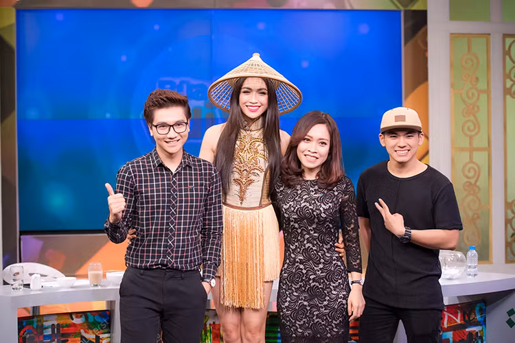 Nhân dịp tham gia “Bữa trưa vui vẻ”, Lệ Hằng muốn giới thiệu bộ trang phục dân tộc kỳ công đến khán giả cả nước.