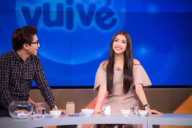 Lúc nhận câu hỏi, Lệ Hằng nhớ hình ảnh gia đình cô từng vượt qua bão Xangsane năm 2006. Lúc đó, Lệ Hằng mới 12 tuổi. Trong một đêm bão lớn, gió giật mạnh khiến mái tôn nhà cô bay mất.