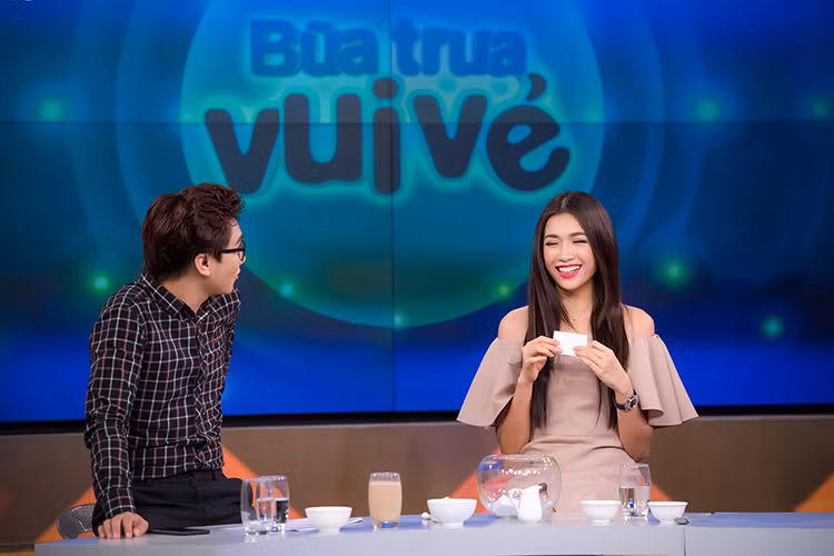 Trong khi Lệ Hằng phải nắm dây giữ cửa cùng mẹ thì bố phải ra biển để giữ lấy chiếc thuyền mưu sinh. Khi tường thuật lại câu chuyện này, cô nhớ lại cảm giác sợ hãi đó và đã bật khóc.