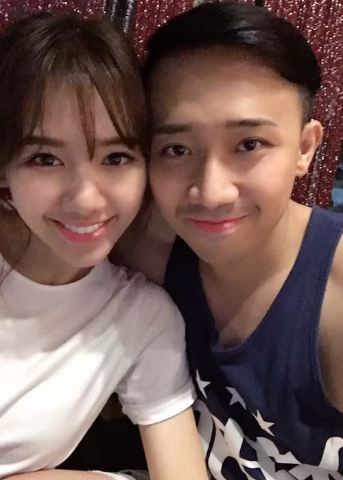 Cô viết: “Thưa chồng! Chúc mừng sinh nhật chồng lần thứ 30! Chồng đã vào con số 3 đầu. Vợ cảm thấy không cô đơn nữa, được an ủi lắm. Vui ghê! Chồng ơi thương chồng lắm”. (Ảnh: FBNV)