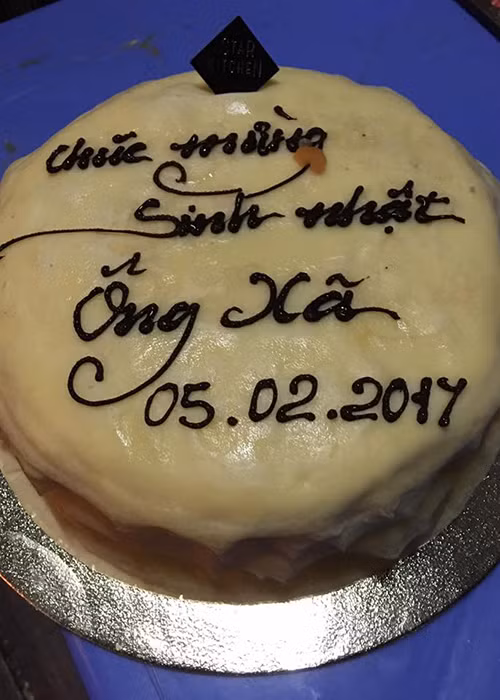 Ngoài “bức tâm thư” có nội dung hài hước, đáng yêu, Hari Won còn tặng chiếc bánh kem để mừng ông xã đón tuổi 30. (Ảnh: FBNV)