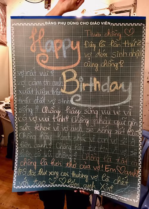 "...Chồng hãy sống vui vẻ vì có vợ vui tính. Chồng phải giữ gìn sức khỏe vì vợ anh sẽ sống rất lâu. Chồng hãy hạnh phúc vì vợ sẽ ở bên cạnh. Chồng hãy tự tin vì vợ sẽ luôn cổ vũ chồng! Chồng là tất cả, chồng là hơi thở của vợ. Em yêu anh”, Hari Won viết trên tấm bảng học sinh. (Ảnh: FBNV)