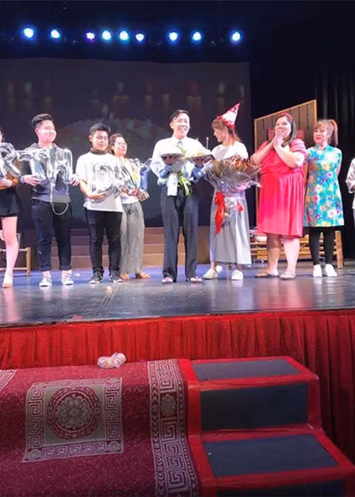 Hari Won đã đích thân mang những món quà ý nghĩa đến tặng Trấn Thành trong đêm diễn hài kịch của anh. (Ảnh: Thể thao văn hóa)