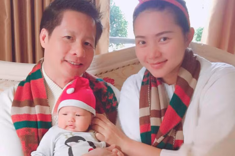 Phan Như Thảo hiện có cuộc sống bình yên và hạnh phúc bên ông xã và con gái sau khoảng thời gian ồn ào với cựu người mẫu Ngọc Thúy - vợ cũ của đại gia Đức An. (Ảnh: FBNV)