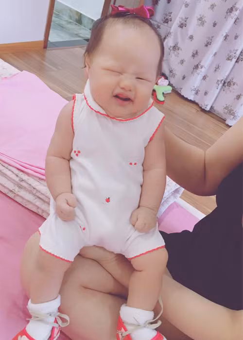 Khoảnh khắc bé Bồ Câu cười híp mắt vô cùng đáng yêu khi được cưng nựng. (Ảnh: FBNV)