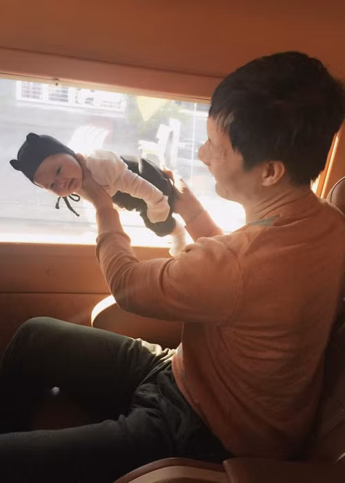 Đại gia Đức An vô cùng cưng chiều cô con gái nhỏ. Không ít lần, Phan Như Thảo đã khoe ông xã chăm bé Bồ Câu rất khéo léo. (Ảnh: FBNV)