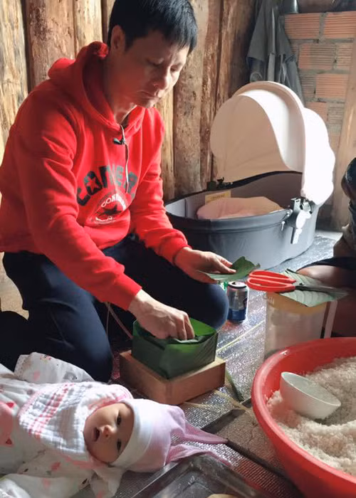 Dịp Tết vừa qua, vợ chồng Phan Như Thảo đưa con gái nhỏ lên thăm căn biệt thự mới xây ở Đà Lạt. Vừa chăm con, đại gia Đức An vừa gói bánh chưng. (Ảnh: FBNV)