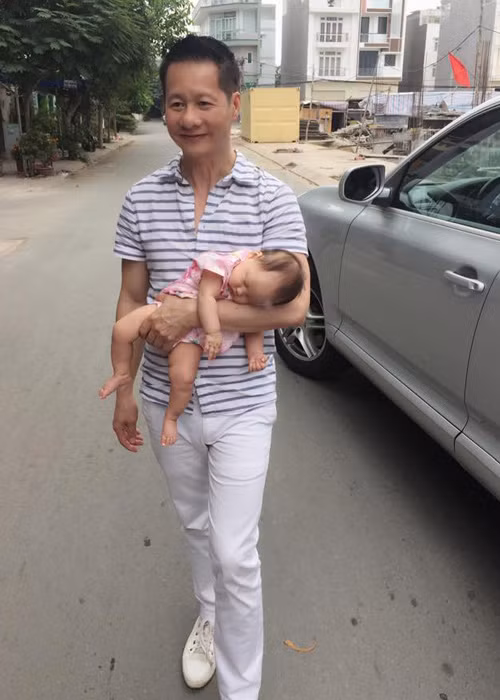 Bé Bồ Câu thừa hưởng nhiều nét đẹp từ bố mẹ. Cô nhóc cũng được nhận xét giống bố như tạc. (Ảnh: FBNV)