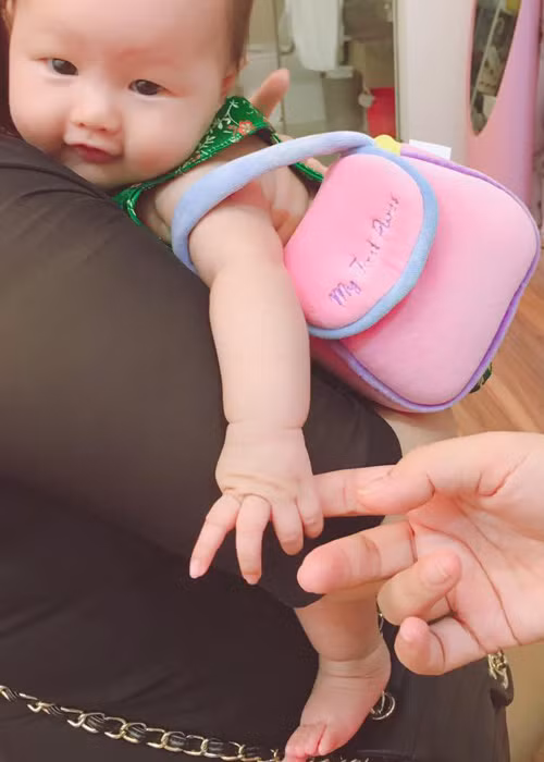 Bé Bồ Câu đến nay được hơn 3 tháng tuổi. Cô nhóc sở hữu làn da trắng hồng, trông rất bụ bẫm, đáng yêu. (Ảnh: FBNV)