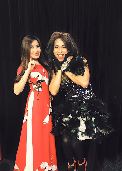 Hiện tại, trên sân khấu hải ngoại, Hoài Tâm vẫn thường xuyên giả gái diễn xuất mang lại nhiều tiếng cười cho khán giả. (Ảnh: FBNV)