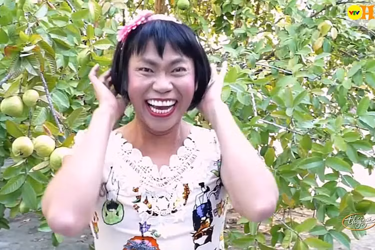 Đóng chung với Việt Hương, Hoài Tâm không ít lần giả gái. Trong ảnh, anh tham gia sản phẩm hài Gia đình tuổi thân. (Ảnh: Youtube)