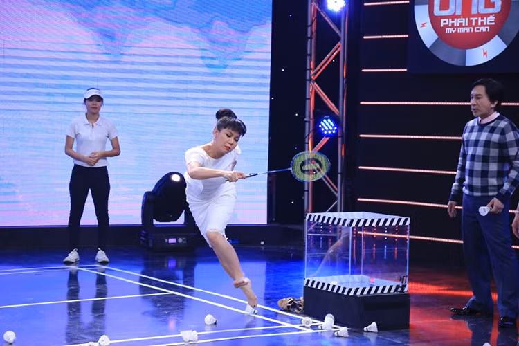 Dáng đánh cầu lông khổ sở của Việt Hương khi mặc một chiếc váy bó trong một gameshow khiến khán giả không thể nhịn cười. (Ảnh: FBNV)