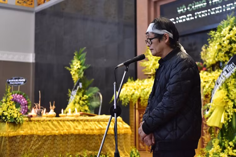 Con trai nhạc sĩ Hướng về Hà Nội - ông Đỗ Hoàng Quân - nói lời cảm tạ người thân, bạn bè và đồng nghiệp trước khi đưa linh cữu cha đi hỏa táng tại Đài hóa thân Hoàn vũ. Lễ an táng diễn ra cùng ngày tại quê nhà, nghĩa trang Phương Canh, Xuân Phương, Từ Liêm, Hà Nội.