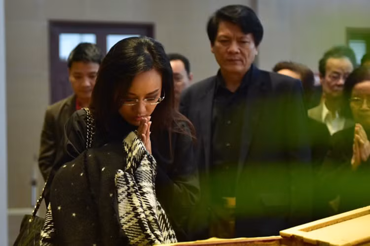 BTV Hoài Anh lặng lẽ trong dòng người vào viếng.