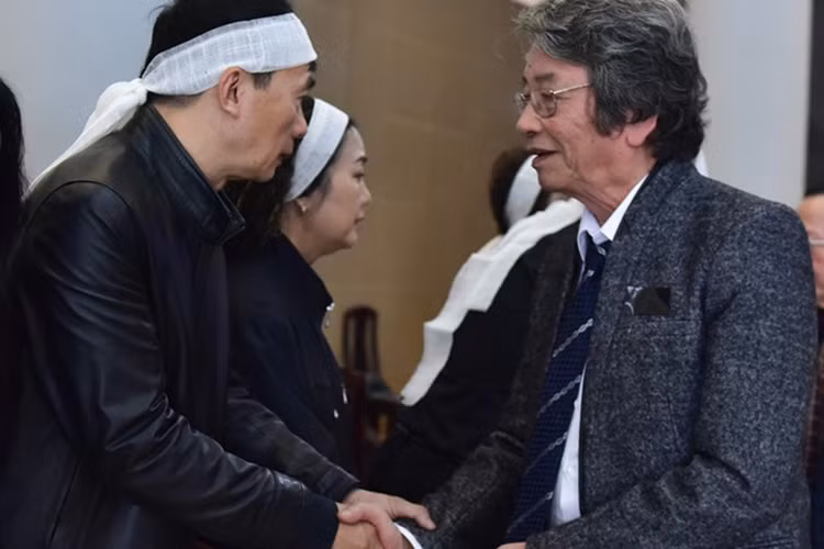 Nhạc sĩ Phó Đức Phương thăm hỏi gia đình nhạc sĩ Hướng về Hà Nội. Với Phó Đức Phương, nhạc sĩ Hoàng Dương là "cây đại thụ âm nhạc, cả đời chứng kiến biết bao thăng trầm gian truân của lịch sử đất nước cũng như lịch sử âm nhạc nước nhà".