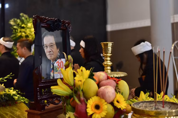  Nhạc sĩ Hoàng Dương trút hơi thở cuối cùng đêm mùng 3 Tết Đinh Dậu (30/1) do tuổi già sức yếu. Ông hưởng thọ 84 tuổi. Đám tang nhạc sĩ Hoàng Dương diễn ra từ 9 - 11h ngày 2/2, tại Nhà tang lễ Cầu Giấy.