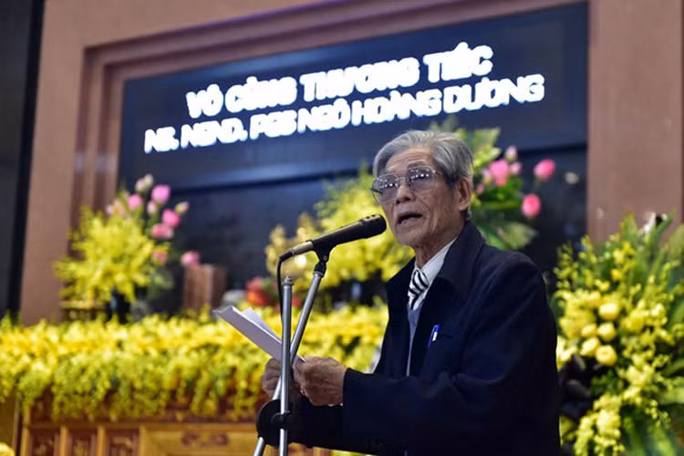 Lễ truy điệu nghệ sĩ quá cố diễn ra vào lúc 11h. Anh vợ nhạc sĩ Hoàng Dương lên đọc thơ tiễn biệt.