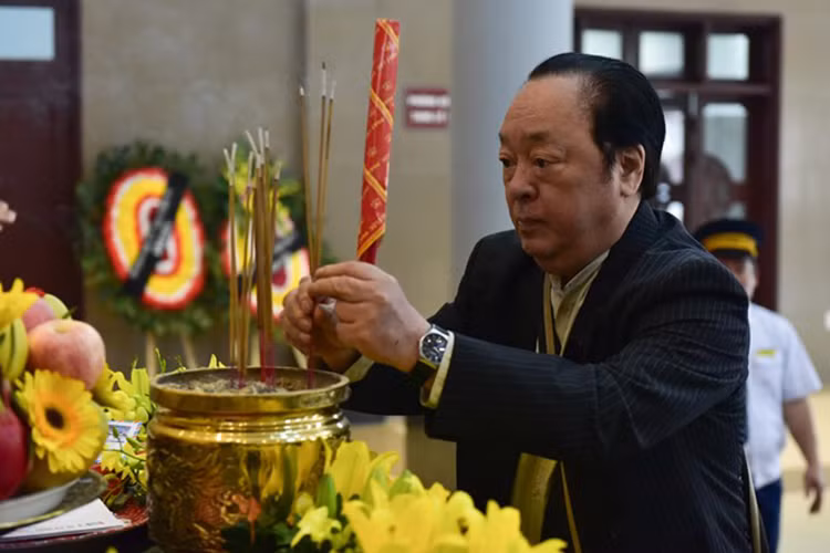 NSND Trung Kiên thành kính thắp nén hương tiễn biệt người quá cố.