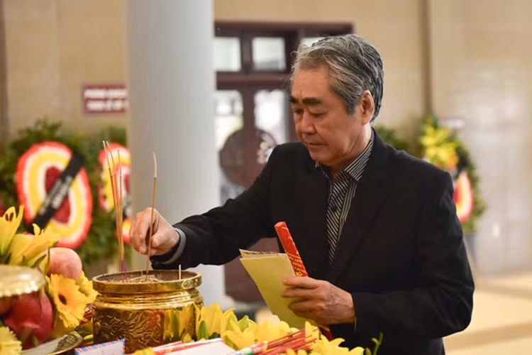 NSND Quang Thọ đến viếng vị nhạc sĩ tài hoa.